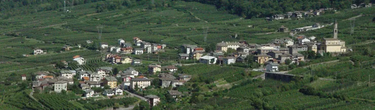 Paesaggio con paese interamente circondato dalla natura e dal verde